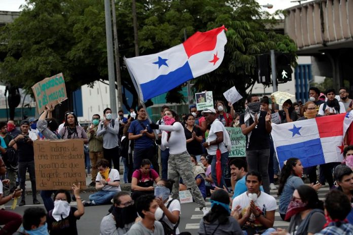 Imagen de la manifestación de los estudiantes de la Universidad de Panamá contra las reformas constitucionales, el miércoles 30 de octubre, al frente a la Asamblea Nacional de Panamá en Ciudad de Panamá. | Foto: Efe/Bienvenido Velasco