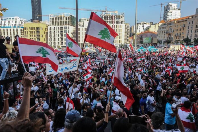 Manifestantes asisten a una manifestación contra el gobierno frente a la mezquita Muhammad al-Amin en el centro de Beirut, Líbano, el 21 de octubre de 2019. | Foto: Efe