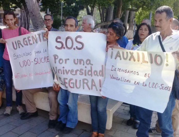 Alumnos, profesores e investigadores de la UDO asistieron con pancartas a la Gobernación de Sucre a entregar el documento | Foto: Joanne González