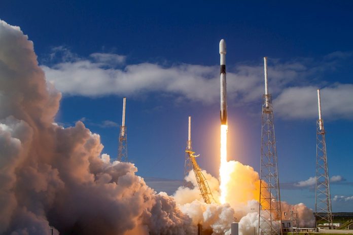 Fotografía cedida por la compañía de transporte aeroespacial SpaceX en la que se muestra el momento del lanzamiento de un cohete Falcon 9 con 60 satélites desde Cabo Cañaveral en Florida. | Foto: Efe.