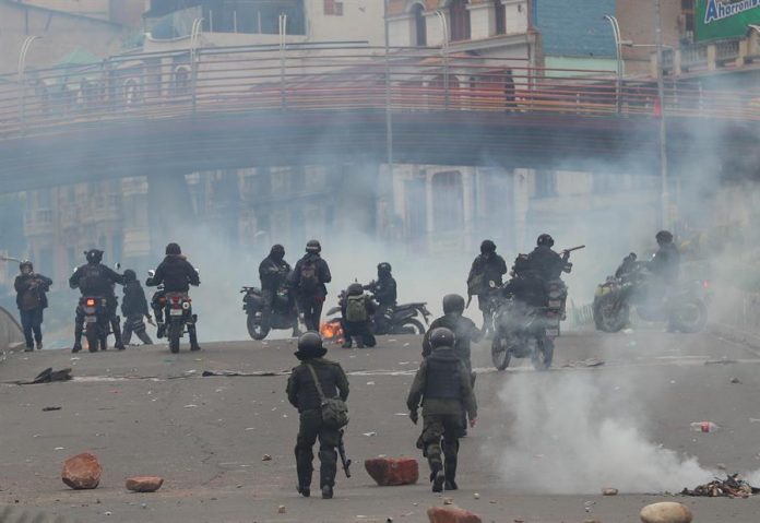 Policías antidisturbios actuaron este miércoles durante una jornada de protestas en La Paz. Foto: Efe/Martin Alipaz