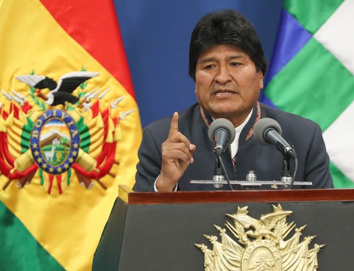 Evo Morales lleva casi 14 años en el poder y quiere extender su gobierno por 5 años más. Foto: Efe/Martín Alipaz