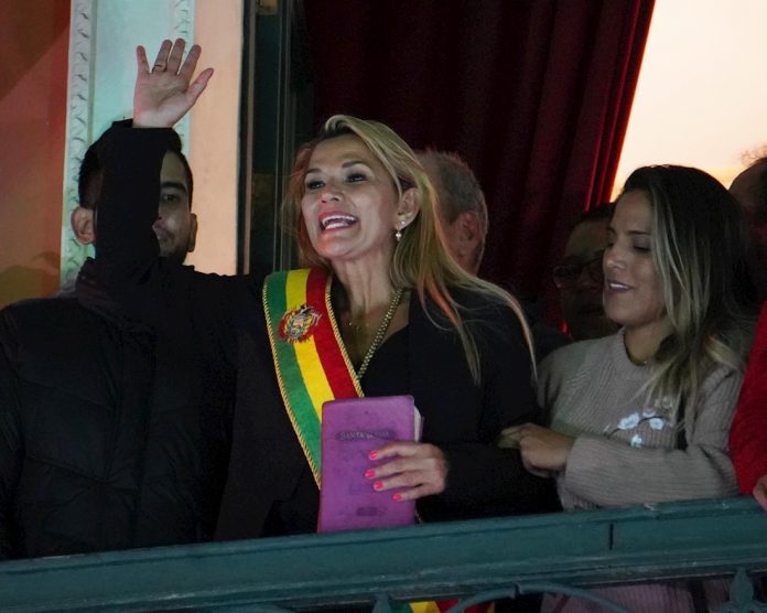 La senadora opositora Jeanine Áñez asumió la Presidencia interina de Bolivia tras la renuncia de Evo Morales, luego de una sesión parlamentaria con la ausencia de los representantes del oficialista Movimiento Al Socialismo. | Foro: Efe.