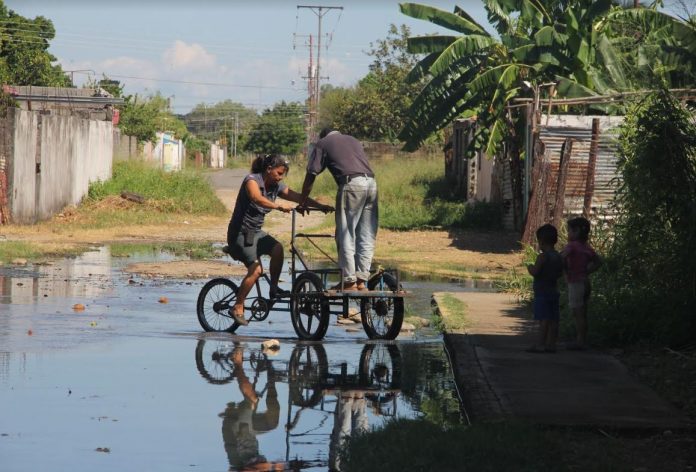 Los vecinos usan triciclos o cualquier vehículos para evitar caminar sobre las aguas servidas.