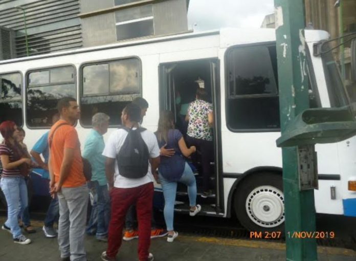 Pasajeros del transporte público consultados por El Pitazo en la Calle indicaron que hace falta que las autoridades de tránsito los escuchen para que sepan la realidad que enfrentan todos los días. Foto: Griselda Acosta.