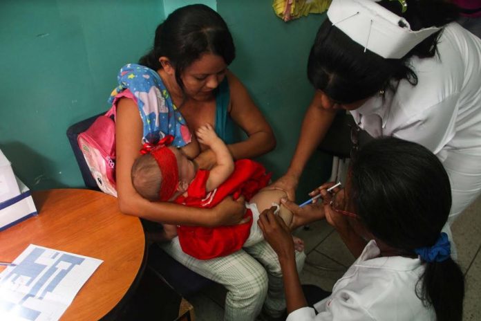 En Falcón está desplegado personal médico, enfermeras y promotores sociales para jornada de reforzamiento de inmunización. (Foto cortesía).