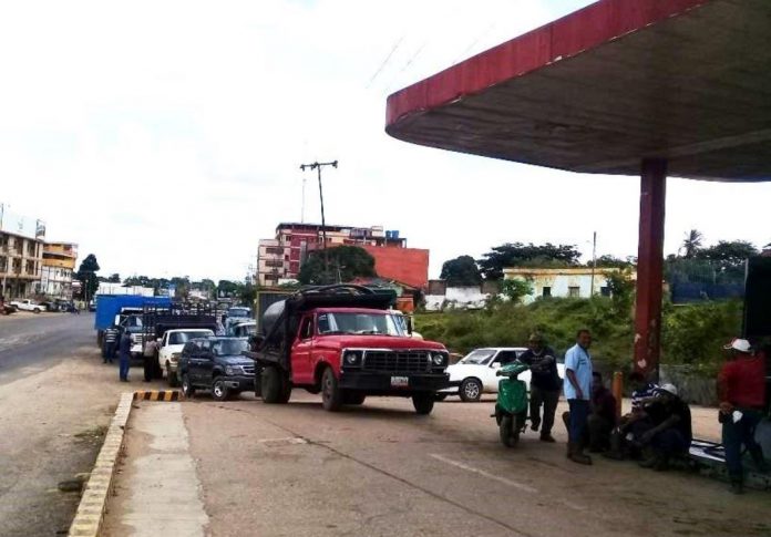 Colas de vehículos se forman en las estaciones de servicio ante la escasez de combustible. | Foto: Freddy Arvelaez
