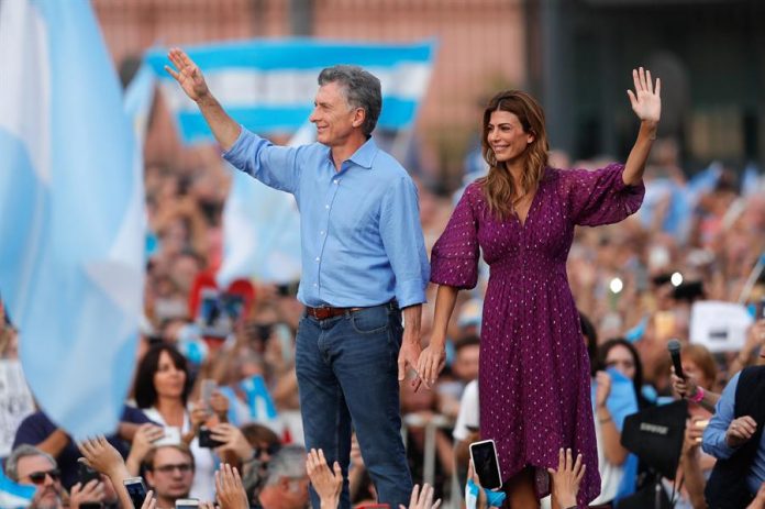 Mauricio Macri (i) junto con su esposa Juliana Awada saludaron a las miles de personas que se reunieron en la Plaza de Mayo. | Foto: Efe/Juan Ignacio Roncoroni.
