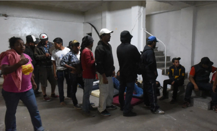 Migrantes venezolanos en México a la espera de asilo sufren de abusos