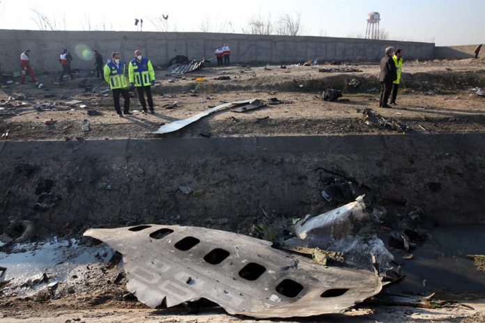 Miembros de los servicios de emergencia observan parte del fuselaje del Boeing 737 de la compañía ucraniana UIA que se ha estrellado esta madrugada en Teherán (Israel). Foto: Efe/Abedin Taherkenareh