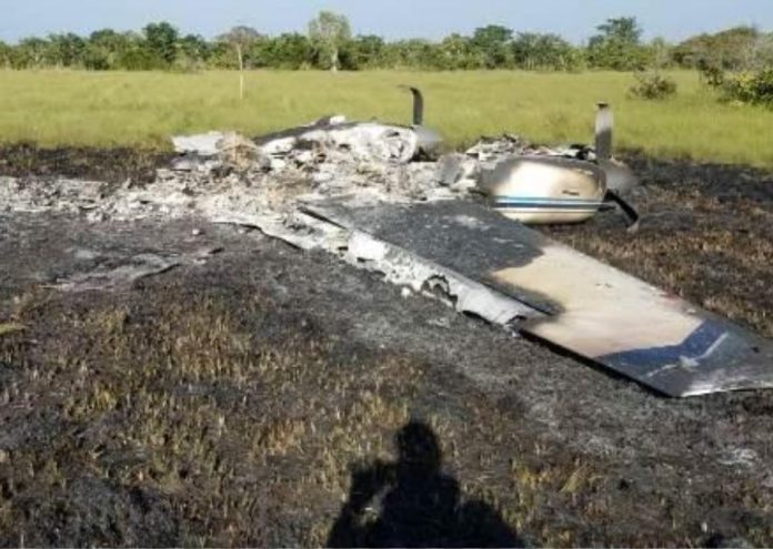 La aeronave fue quemada después de aterrizar. (Foto: cortesía policía de Belice).