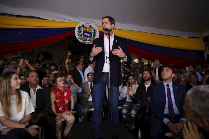 Juan Guaidó en sus primeras declaraciones a los venezolanos desde su llegada a Venezuela, la noche del martes 11 de febrero de 2020. | Foto: Efe/Miguel Gutiérrez