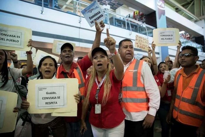 Una manifestación de empleados de Conviasa se registró en Maiquetía. | Foto: Efe/Rayner Peña