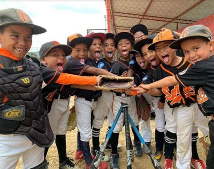 300 niños y adolescentes dependen de las instalaciones en el Polideportivo Boris Piñero. Foto Instagram.com @beisbolsantafe