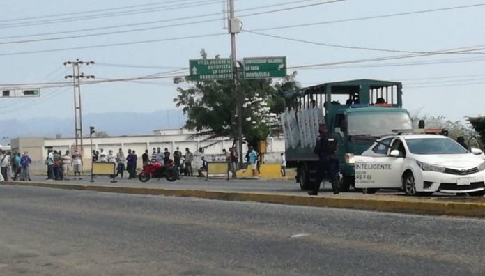 Los conductores cerraron la avenida Vencedores de Araure en protesta por la escasez de combustible. Foto cortesía.