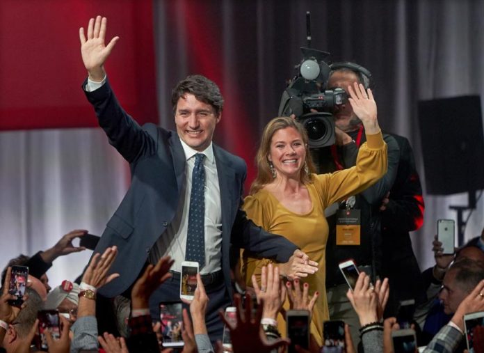 El primer ministro canadiense, Justin Trudeau, y su esposa, Sophie Gregoire Trudeau, en Montreal, Quebec, el 22 de octubre de 2019. | Foto: Efe.
