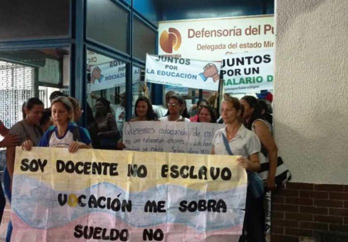 Con pancartas en mano, los educadores acudieron a la sede de la Defensoría del Pueblo en Charallave (docentes) l Foto: Alejandra Ortiz