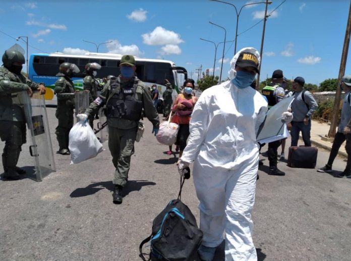 En medio de la pandemia retornan cientos de venezolanos por la frontera de Paraguachón. Foto: (Cortesía Alcaldía de Guajira).