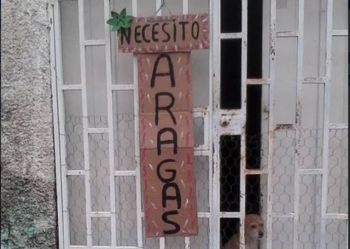 En señal de protesta familias de los sectores Olivos Marchán y de Tapa La Lucha colgaron carteles en puertas y ventanas para exigir la venta de gas | Foto: Johana Prieto Andrade.