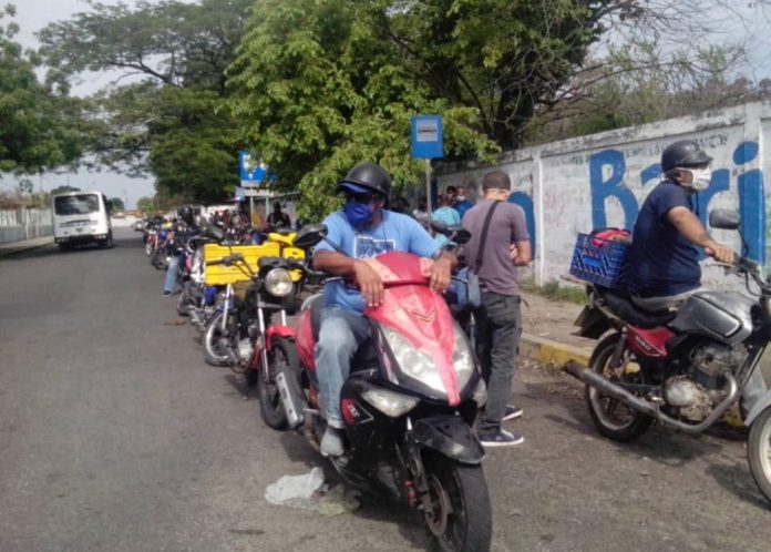 En Barinas los usuarios se quejaron de las largas colas para surtir de gasolina subsidiada. Foto: Neptalí Querales.