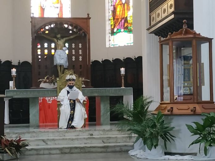 Monseñor Mario Moronta conmemoró a la Virgen de La Consolación junto a su réplica y la del Santo Cristo de La Grita. Cortesía Diócesis de San Cristóbal.