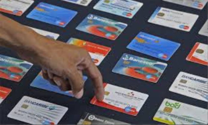 El cambiazo de tarjetas de crédito y débito es una modalidad de fraude que sigue activo en cajeros ubicados en centro comerciales. Habitante de Caracas, víctima, alerta sobre esta situación. Foto: anauco.net.