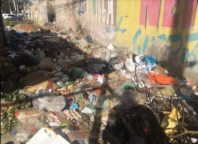 Desde el 2020 los vehículos no pueden transitar por la calle Vuelvan Caras debido a la acumulación de desechos sólidos, dijo un vecino del lugar. | Foto: Joanne González
