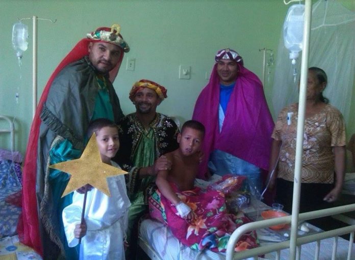 cada año los Reyes Magos de la fundación Rosa Mística de Bejuma, visitaban a los niños del Hospital de Bejuma. Foto cortesía Fundación Rosa Mística.