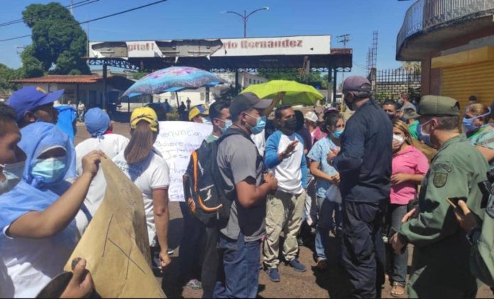 Personal de salud protestó en la avenida 23 de Enero de Puerto Ayacucho exigiendo la renuncia de las autoridades de salud en Amazonas. Foto: Mickey Véliz.