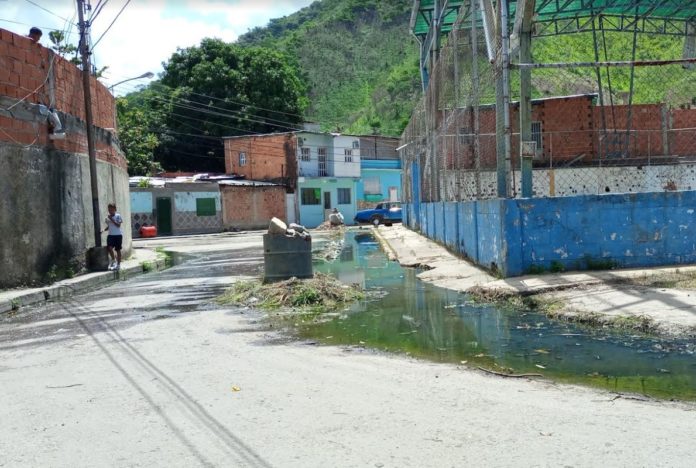 En al menos cinco municipios del estado Aragua los residentes denuncian colapso del sistema de aguas servidas. Foto: Génesis Marior Figueroa.