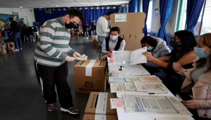 Colombianos en Venezuela comienzan a votar en la frontera