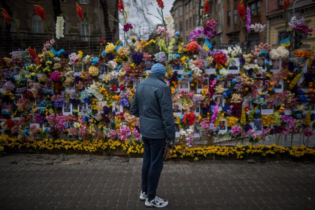 26/04/2022.- Mural con fotografías y flores conmemora a los fallecidos en la guerra este martes 26 de abril de 2022 en Leópolis (Ucrania). EFE/Miguel Gutiérrez