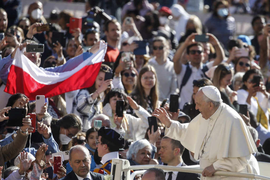 27/04/2022.- El Papa Francisco durante su audiencia general semanal, Plaza de San Pedro, Vaticano, 27 de abril de 2022. (Papa) EFE/EPA/FABIO FRUSTACI