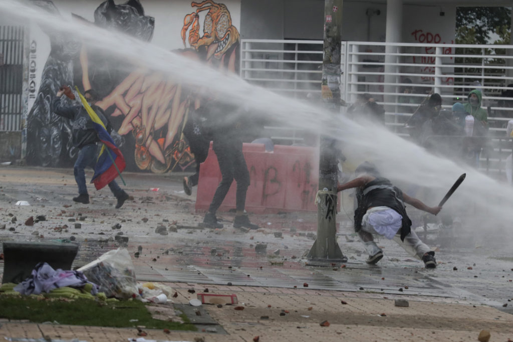28/04/2022.- Un grupo de manifestantes se enfrentan con la Policía Nacional de Colombia a las afueras de la Universidad Nacional en una marcha que conmemora un año después del inicio de las protestas del Paro Nacional, hoy en Bogotá (Colombia). EFE/Carlos Ortega