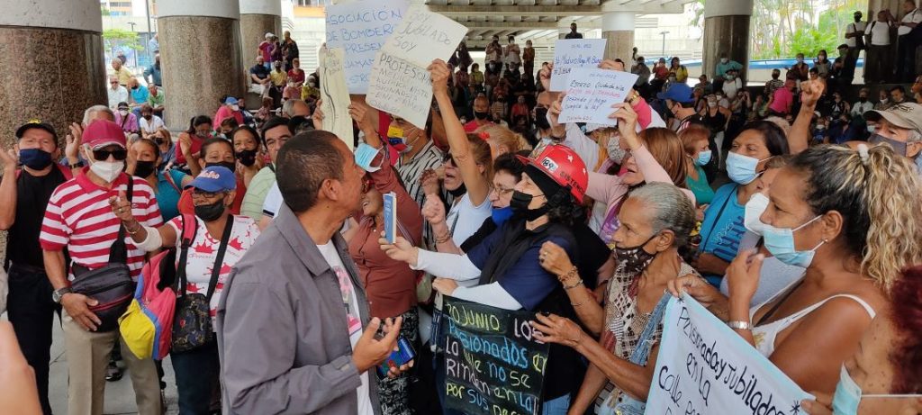 Pancarta y Constitución en mano para exigir respeto a los derechos de los pensionados