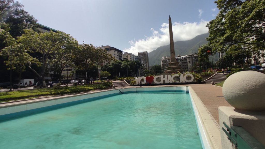 Plaza Francia, en Altamira, uno de los sitios emblemáticos visitado por cientos de venezolanos que se sienten privilegiados de vivir en Caracas
