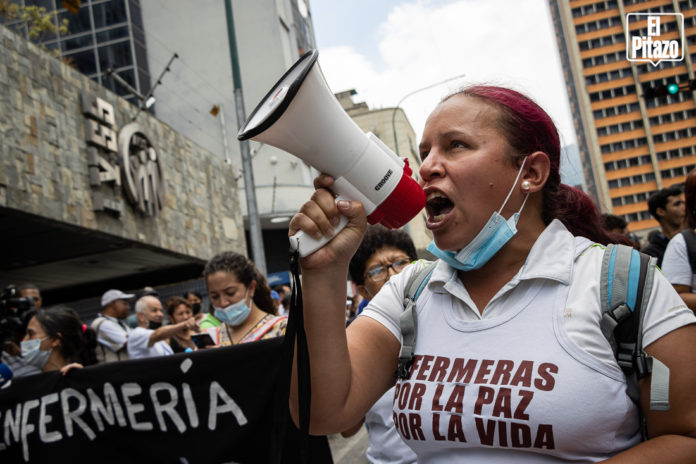 23/08/2022.- Centenares de trabajadores públicos en Venezuela exigieron que sean respetados sus derechos laborales y pidieron la derogación de un instructivo gubernamental que ha reducido en más de un 40 % sus ingresos, según los empleados, que realizaron diversas protestas desde finales de julio.