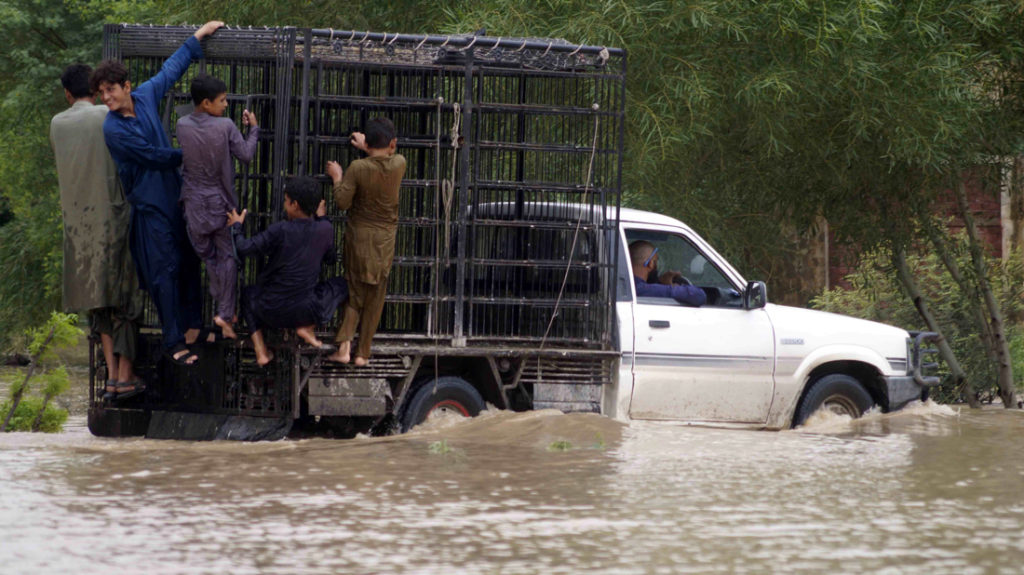 Al menos 800 muertos por las inundaciones en Pakistán