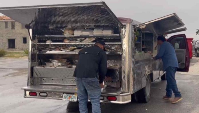 Venezolano vende 220 platos de comida a bordo de un camión en Miami