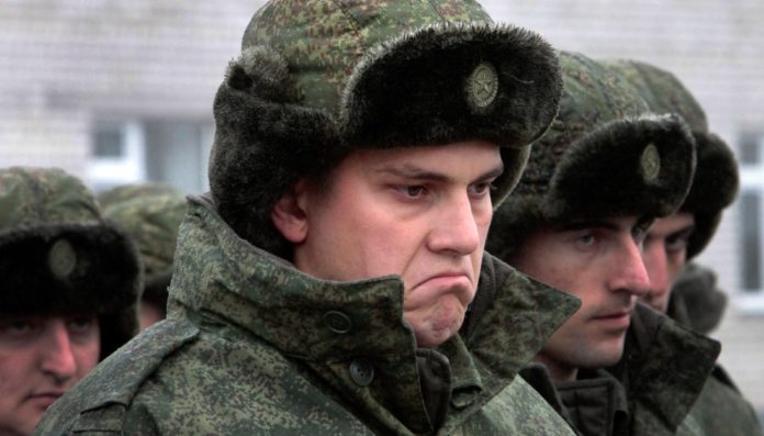 Ciudadanos-evalúan-cómo-huir-de-Rusia-tras-las-órdenes-de-incorporarse-al-ejército