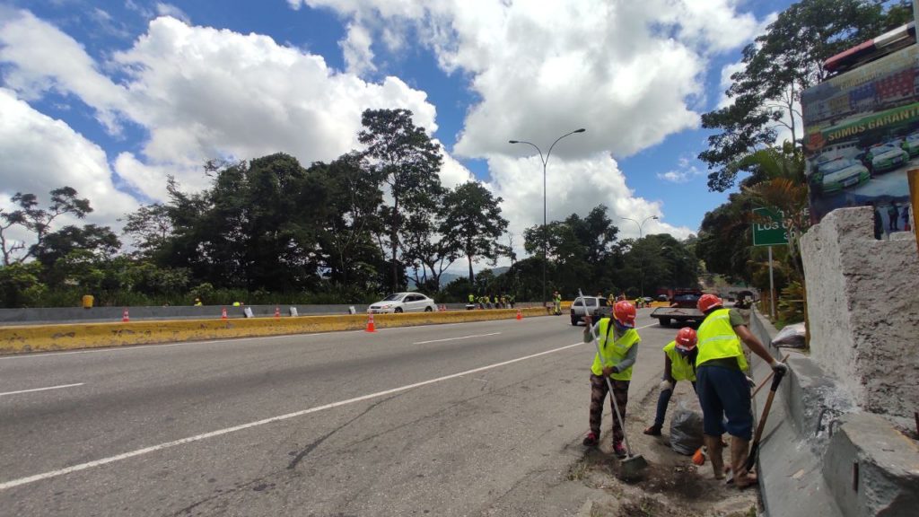 Obreros realizando mantenimiento de la vialidad a 300 metros del túnel Los Ocumitos. Foto: Mairen Dona