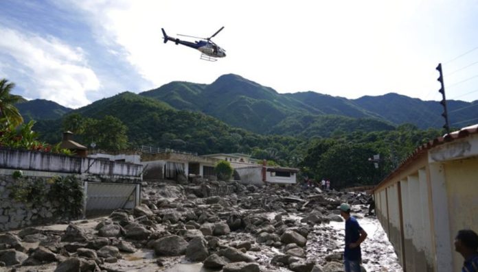 con-helicopteros-rescatan-a-familias-desde-los-techos-de-casas-en-el-castano