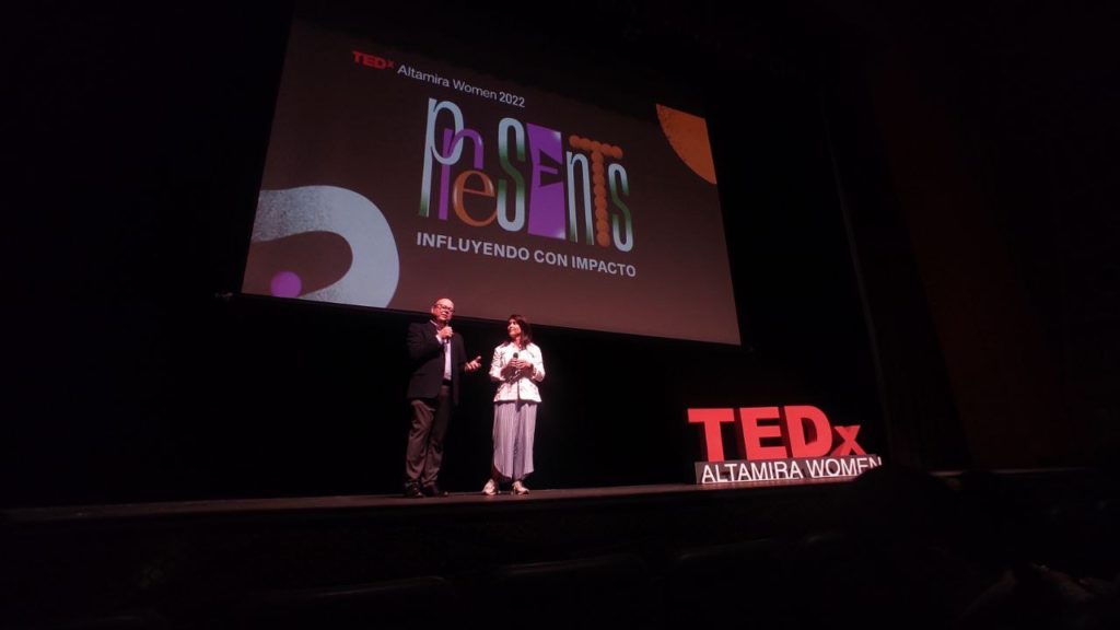 La organizadora del TEDx Altamira Women, Melissa Serrano, junto al anfitrión Luis Vicente García, se encargaron de dar apertura al evento en el Teatro Municipal de Chacao