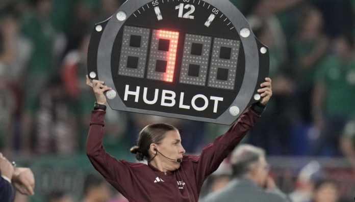 qatar-2022-record-por-la-primera-mujer-arbitro-principal-en-un-mundial-masculino