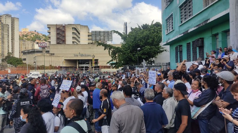 Grupos de colectivos y adeptos al chavismo empujaron y sabotearon a los docentes, enfermeras, obreros y jubilados que protestaban en la Av. San Martín