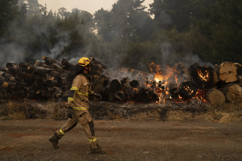 Continúan los esfuerzos para extinguir los incendios en Chile