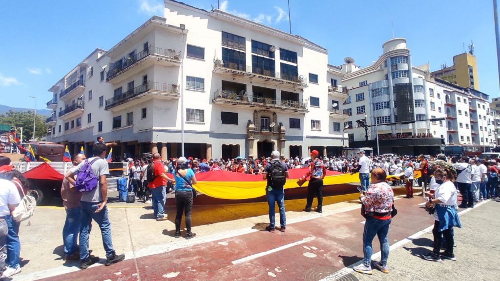 Simpatizantes del chavismo concnetrados en los alrededores de la Plaza O'Leary para rendir homenaje a Hugo Chávez. 