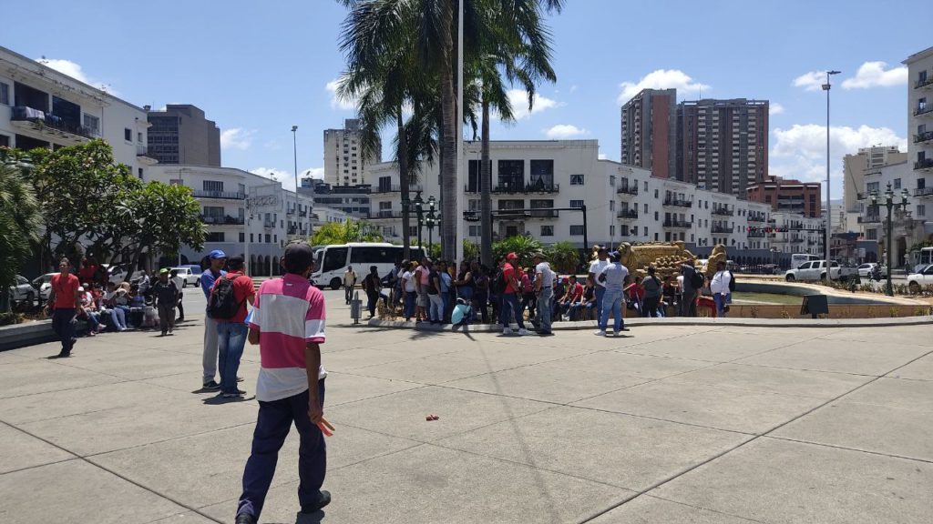 Plaza O'Leary con grupos del chavismo este domingo 5 de marzo a las 12:45 pm. Foto: Mairen Dona