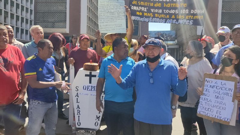Trabajadores públicos se concentraron este 15 de marzo a las afueras del Ministerio del Trabajo para exigir sueldos dignos. Foto: Mairen Dona