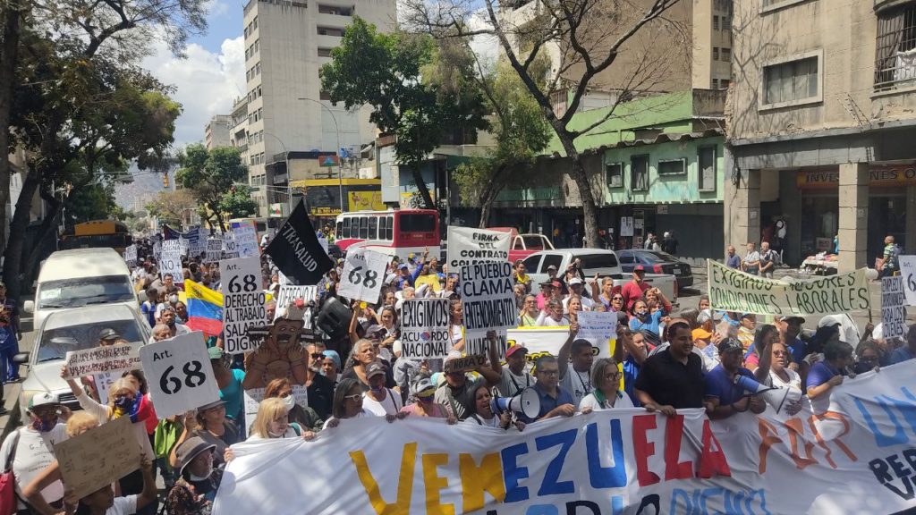 Trabajadores se concentraron en Plaza Caracas y se movilizaron hasta el Ministerio de Educación para exigir mejoras salariales. Foto: Mairen Dona